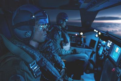 Captain Jon Zimmer (Kyle Allen, vorn) arbeitet als Pilot eines Stealth- oder Tarnkappen-Bombes