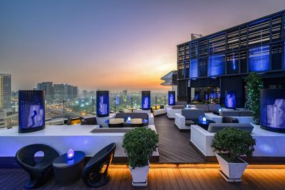 Auch wenn die Sonne bereits untergegangen ist, strahlt der Himmel im Norden von Thailands Hauptstadt dank der Blue Sky Bar des Centara Grand at Central Plaza Ladprao Bangkok immer noch blau