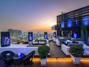 Auch wenn die Sonne bereits untergegangen ist, strahlt der Himmel im Norden von Thailands Hauptstadt dank der Blue Sky Bar des Centara Grand at Central Plaza Ladprao Bangkok immer noch blau Auch wenn die Sonne bereits untergegangen ist, strahlt der Himmel im Norden von Thailands Hauptstadt dank der Blue Sky Bar des Centara Grand at Central Plaza Ladprao Bangkok immer noch blau