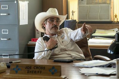 Der Sheriff (Joaquin Phoenix) versucht vergeblich, die Übersicht zu behalten