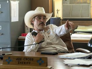Der Sheriff (Joaquin Phoenix) versucht vergeblich, die Übersicht zu behalten Der Sheriff (Joaquin Phoenix) versucht vergeblich, die Übersicht zu behalten