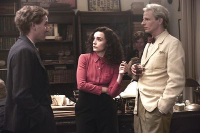 Edward James (Ryan Cage)Leonora Carrington (Olivia Vinall) und Chiki Weisz (István Téglás)