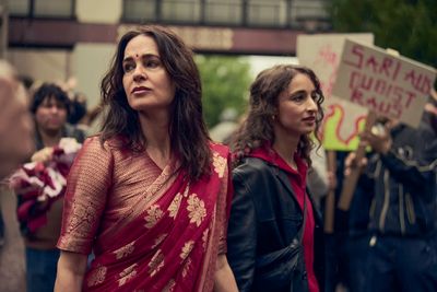 Stephanie Eidt (Prof. Saraswati) und Amanda Babaei Vieira (Nivedita) in IDENTITTI 