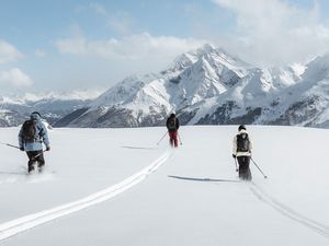 Nach dem Aufstieg folgt die Abfahrt – das sportliche Skigebiet von St. Anton am Arlberg eignet sich für Off-piste-Vergnügen aller Art, ob aus eigener Kraft oder per Bergbahn Nach dem Aufstieg folgt die Abfahrt – das sportliche Skigebiet von St. Anton am Arlberg eignet sich für Off-piste-Vergnügen aller Art, ob aus eigener Kraft oder per Bergbahn