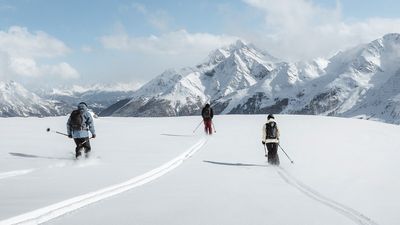 Nach dem Aufstieg folgt die Abfahrt – das sportliche Skigebiet von St. Anton am Arlberg eignet sich für Off-piste-Vergnügen aller Art, ob aus eigener Kraft oder per Bergbahn