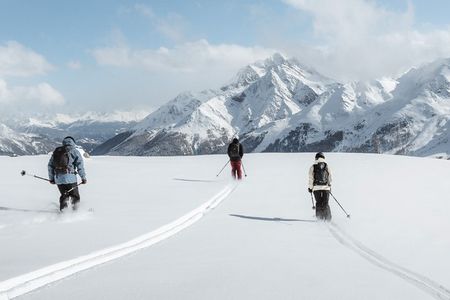 Nach dem Aufstieg folgt die Abfahrt – das sportliche Skigebiet von St. Anton am Arlberg eignet sich für Off-piste-Vergnügen aller Art, ob aus eigener Kraft oder per Bergbahn