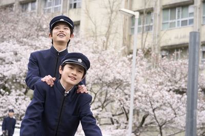 Kikuo Tachibana und Shunsuke Ogaki, hier in ihren Schuluniformen, wachsen wie Brüder auf