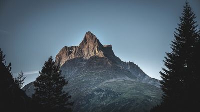 Den Patteriol – liebevoll auch „Matterhorn des Arlbergs“ genannt – erklimmen erfahrene Alpinisten und Kletterer in rund neun Stunden von St. Anton am Arlberg aus über den Nord-Ost-Grat