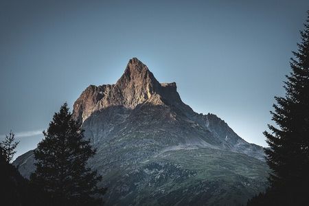 Den Patteriol – liebevoll auch „Matterhorn des Arlbergs“ genannt – erklimmen erfahrene Alpinisten und Kletterer in rund neun Stunden von St. Anton am Arlberg aus über den Nord-Ost-Grat