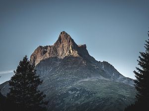 Den Patteriol – liebevoll auch „Matterhorn des Arlbergs“ genannt – erklimmen erfahrene Alpinisten und Kletterer in rund neun Stunden von St. Anton am Arlberg aus über den Nord-Ost-Grat Den Patteriol – liebevoll auch „Matterhorn des Arlbergs“ genannt – erklimmen erfahrene Alpinisten und Kletterer in rund neun Stunden von St. Anton am Arlberg aus über den Nord-Ost-Grat