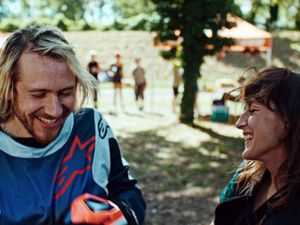 Raphaël (Bastien Bouillon) und Cécile (Juliette Armanet) nähern sich wieder einander an Raphaël (Bastien Bouillon) und Cécile (Juliette Armanet) nähern sich wieder einander an