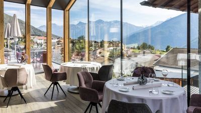 Mit drei Hauben im Gault Millau Restaurant Guide 2023/2024 sowie weiteren Auszeichnungen zelebriert das Südtiroler Gourmetrestaurant Mamesa im Hotel Weisses Kreuz Fine Dining auf höchstem Niveau