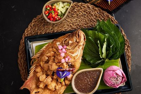 Knuspriger roter Tilapia mit Betelblättern