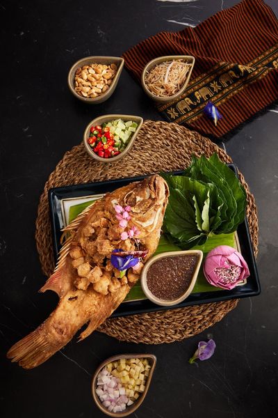 Knuspriger roter Tilapia mit Betelblättern