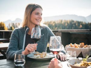 Hüttengenuss: Regionale Küche und Südtiroler Weine gehören zu „Munts dl altonn"