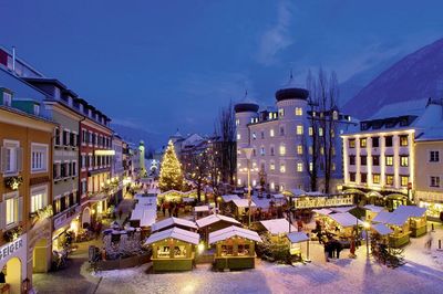 Beim idyllischen Adventmarkt am Hauptplatz in Lienz/Osttirol strahlen ab 22. November unzählige Lichterketten, Kerzen und Laternen mit verzückten Kinderaugen um die Wette