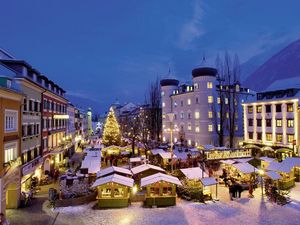 Beim idyllischen Adventmarkt am Hauptplatz in Lienz/Osttirol strahlen ab 22. November unzählige Lichterketten, Kerzen und Laternen mit verzückten Kinderaugen um die Wette Beim idyllischen Adventmarkt am Hauptplatz in Lienz/Osttirol strahlen ab 22. November unzählige Lichterketten, Kerzen und Laternen mit verzückten Kinderaugen um die Wette