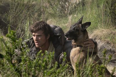 Hig (Jacob Elordi) und sein Hund Jasper