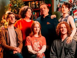 Mit Didier Bourdon, Noémie Lvovsky, Christophe Montenez, Alice Daubelcour, Jules Sagot und Janaina Halloy 