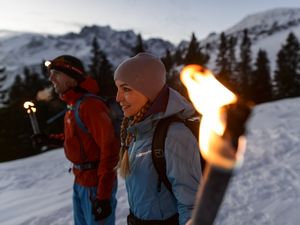 Mit Fackeln geht es durch die Winterlandschaft rund ums Zugspitzdorf Grainau