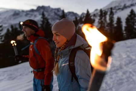 Mit Fackeln geht es durch die Winterlandschaft rund ums Zugspitzdorf Grainau