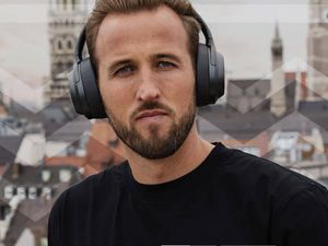 Harry Kane hört Musik mit Kopfhörern von Our Pure Planet Harry Kane hört Musik mit Kopfhörern von Our Pure Planet