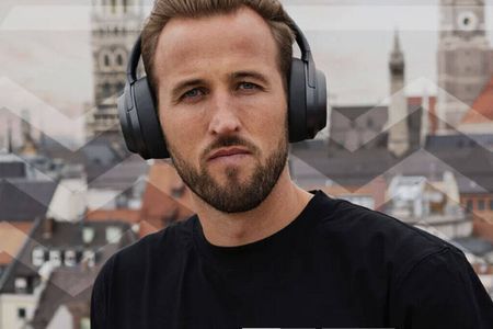 Harry Kane hört Musik mit Kopfhörern von Our Pure Planet
