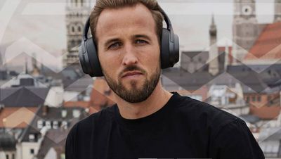 Harry Kane hört Musik mit Kopfhörern von Our Pure Planet