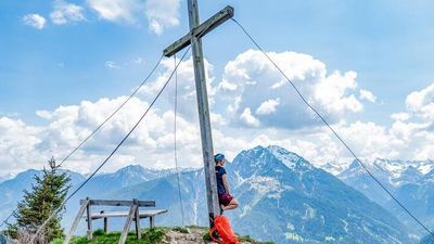 Auf dem Lechtaler Panoramaweg marschieren Wanderer über den Aussichtspunkt Lachenkopf mit freier Sicht über das Tiroler Lechtal