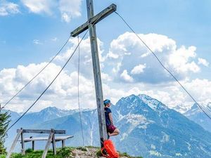 Auf dem Lechtaler Panoramaweg marschieren Wanderer über den Aussichtspunkt Lachenkopf mit freier Sicht über das Tiroler Lechtal