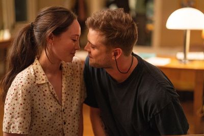 Die Pianistin Ruthie (Havana Rose Liu) und Niki (Leo Woodall) kommen sich langsam näher