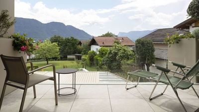 Auf dem Balkon ein Buch lesen oder die Gedanken schweifen lassen: Im Hotel Laurin in Dorf Tirol sind Gäste dazu angehalten, einfach mal nichts zu tun