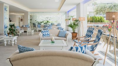 Die Farben und Formen des Meeres spiegeln sich in den typisch mallorquinischen Kissenmustern im Grupotel Marítimo mit angeschlossenem Radsportzentrum auf Mallorca wider