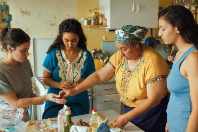 Fatima (Nadia Melliti) und ihre beiden Schwestern Dounia (Rita Benmannana) und Nour (Melissa Guers) in der Küche mit ihrer Mutter Kamar (Amina Ben Mohamed)