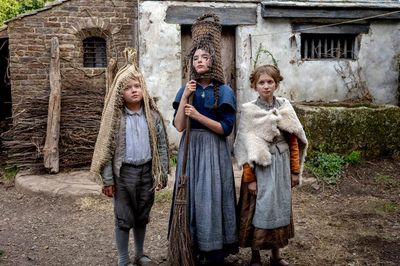Der kleine Hamnet (Jacobi Jupe) zusammen mit seinen Freundinnen Susanna (Bodhi Rae Breathnach) und Judith (Olivia Lynes)