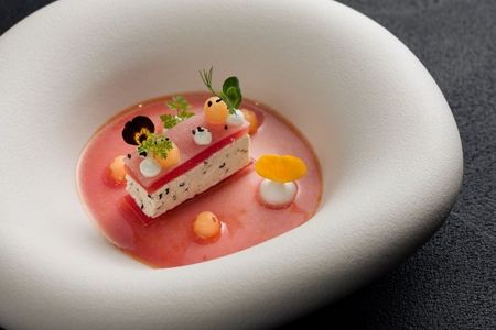 Von 10. Januar bis 24. Februar 2024 genießen Gäste beim „Best of Aubergine Menü“ im Gourmetrestaurant des Hotel Vier Jahreszeiten Starnberg die kulinarischen Highlights des vergangenen Jahres