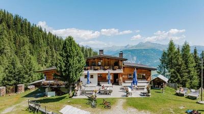 Die Leckfeldalm in Osttirol liegt eingebettet zwischen dem Aussichtsberg Sillianer Sattel und den felsigen Mürbenknoten