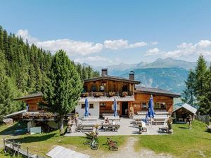 Die Leckfeldalm in Osttirol liegt eingebettet zwischen dem Aussichtsberg Sillianer Sattel und den felsigen Mürbenknoten Die Leckfeldalm in Osttirol liegt eingebettet zwischen dem Aussichtsberg Sillianer Sattel und den felsigen Mürbenknoten