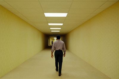Clark (Chiwetel Ejiofor) hat durch Zufall ein Portal in die mysteriösen "Backrooms" gefunden