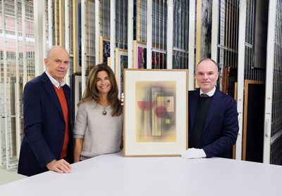 Dr. Ulrich Blank, Vorsitzender des Folkwang-Museumsverein e.V. Anja von Maltzahn, Stellvertretende Vorsitzende des Folkwang-Museumsverein e.V. Prof. Peter Gorschlüter, Direktor Museum Folkwang mit dem Werk Milde Tiefen (1928) von Wassily Kandinsky