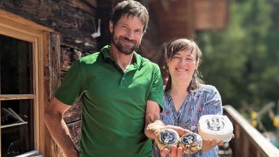 Bauersfamilie Rainer vom „Roter Hahn“-Betrieb Infangl in Schnals/Südtirol verarbeitet nicht nur die frische Heurohmilch ihrer Kühe, sondern verfeinert ihren Käse zudem mit hofeigenen Kräutern wie Rosmarin, Bohnenkraut und wildem Thymian