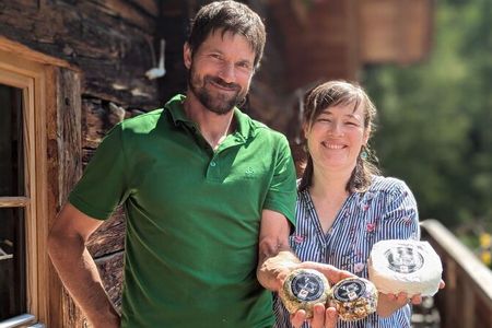 Bauersfamilie Rainer vom „Roter Hahn“-Betrieb Infangl in Schnals/Südtirol verarbeitet nicht nur die frische Heurohmilch ihrer Kühe, sondern verfeinert ihren Käse zudem mit hofeigenen Kräutern wie Rosmarin, Bohnenkraut und wildem Thymian