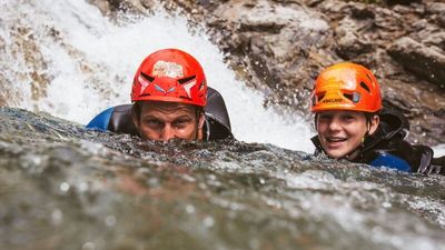 Beim Wildwasserschwimmen im Lech haben große und kleine Lechweg-Wanderer jede Menge Fun im österreichischen Warth-Schröcken