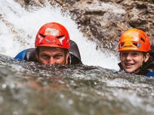 Beim Wildwasserschwimmen im Lech haben große und kleine Lechweg-Wanderer jede Menge Fun im österreichischen Warth-Schröcken Beim Wildwasserschwimmen im Lech haben große und kleine Lechweg-Wanderer jede Menge Fun im österreichischen Warth-Schröcken