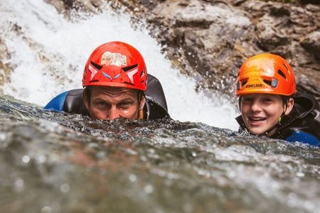 Beim Wildwasserschwimmen im Lech haben große und kleine Lechweg-Wanderer jede Menge Fun im österreichischen Warth-Schröcken