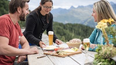 Im Rahmen der Genusswanderung „Auf der Biersch“ können sich Feinschmecker auf den Almen und Hütten oberhalb von Schenna durch verschiedene Südtiroler Bierspezialitäten probieren