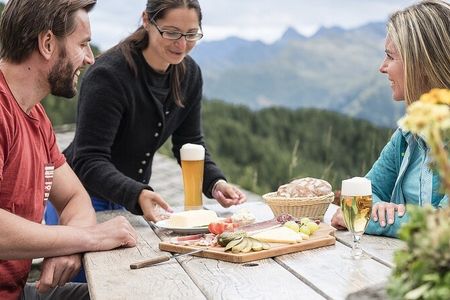 Im Rahmen der Genusswanderung „Auf der Biersch“ können sich Feinschmecker auf den Almen und Hütten oberhalb von Schenna durch verschiedene Südtiroler Bierspezialitäten probieren