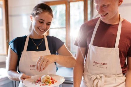 Die „Roter Hahn“-Kochschule bringt Interessierten die Fein- sowie Eigenheiten der Südtiroler Küche näher und sensibilisiert sie für die Wertschätzung der landwirtschaftlichen Produkte aus der Region
