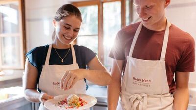 Die „Roter Hahn“-Kochschule bringt Interessierten die Fein- sowie Eigenheiten der Südtiroler Küche näher und sensibilisiert sie für die Wertschätzung der landwirtschaftlichen Produkte aus der Region