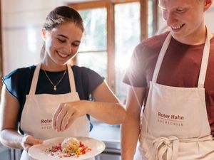 Die „Roter Hahn“-Kochschule bringt Interessierten die Fein- sowie Eigenheiten der Südtiroler Küche näher und sensibilisiert sie für die Wertschätzung der landwirtschaftlichen Produkte aus der Region Die „Roter Hahn“-Kochschule bringt Interessierten die Fein- sowie Eigenheiten der Südtiroler Küche näher und sensibilisiert sie für die Wertschätzung der landwirtschaftlichen Produkte aus der Region